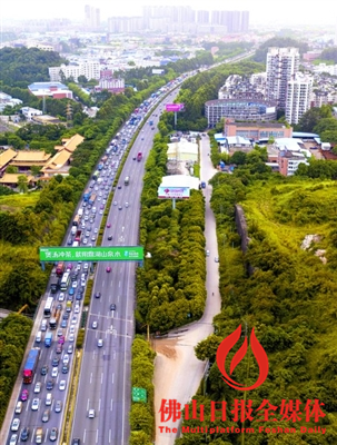 昨日,广佛高速南海金沙洲段,西往东向车辆排起了长龙。/佛山日报记者龙翔摄