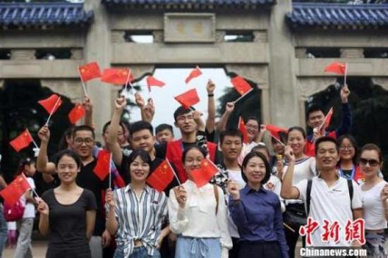 ↑国庆假期首日 各地民众涌进南京中山陵 祝福祖国。