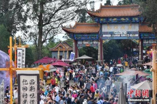 ↑10月8日，于国庆节期间与游客见面的昆明茶马花街游人如织。