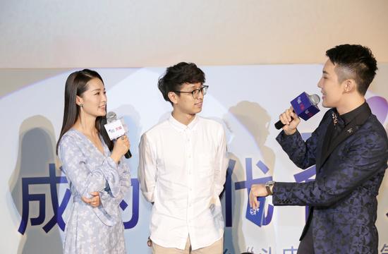 李沁与粉丝亲密互动