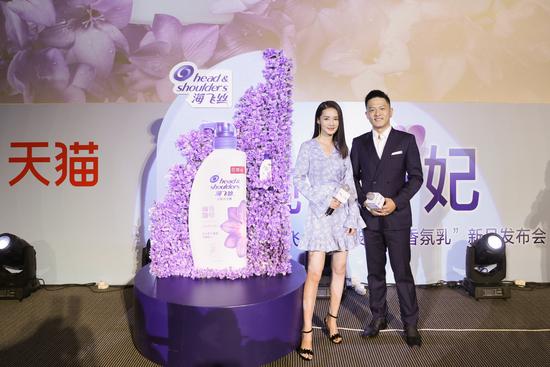 海飞丝大中华区品牌总监郭沛伦先生与李沁共同揭晓海飞丝头皮SPA香氛乳新品