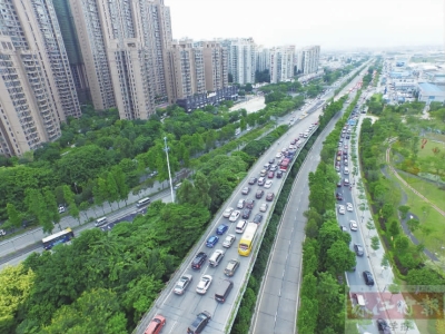 昨日晚高峰，海八路桂江立交附近因东西向施工，周围出现交通缓慢情况。
珠江时报记者/方智恒摄
