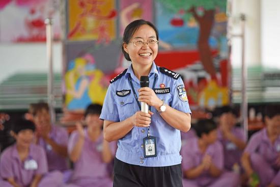 专管大队的大队长杨晓蕾刚刚在戒毒人员的强烈要求下唱完一首歌，下台的时候脸上还挂着笑容。
