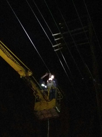 供电局职工不怕困难，不辞劳苦地在雨夜凌晨抢修故障点