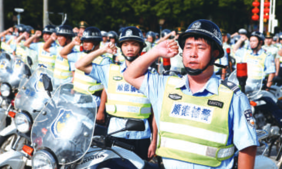 民警及警辅人员宣誓保卫辖区安宁。/珠江商报记者朱德文摄