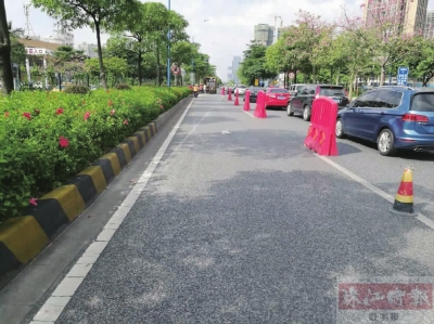 交警部门将掉头缺口设置在距离海五路路口南往北方向、佛平路口北往南方向的红绿灯停止线约180米处,附近车道已围蔽。(通讯员供图)