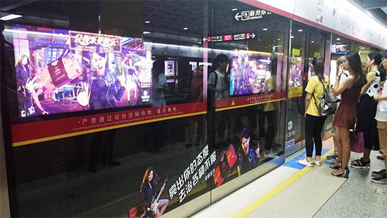 周黑鸭趣味金句进地铁 开学季青春礼盒回馈年