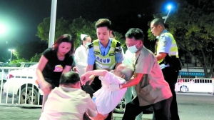 市民拍摄的救人视频截图,中间即为“最帅辅警”李日庆。