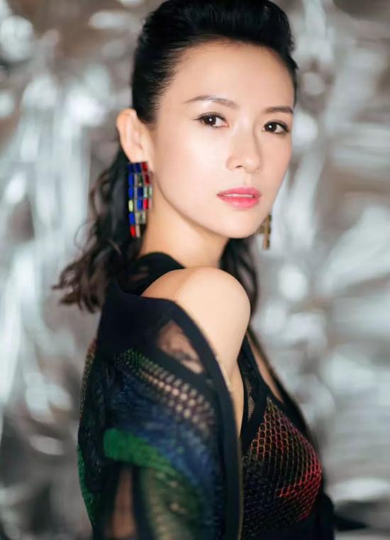 而且今年的芭莎慈善夜,因为正好和汪峰的演唱会撞在同一天了,活动还提前到下午举行,合照环节也专门提前了。