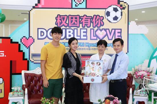 伊丽莎白首席执行官和业务院长为他们送上私人订制初生礼盒