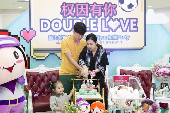 金英权与爱妻、女儿Ria一起切下蛋糕共同许愿