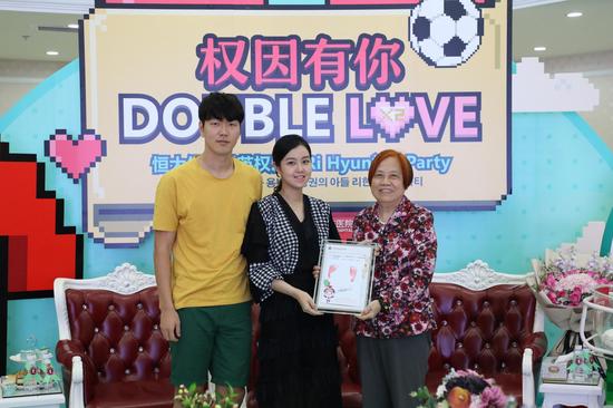 广东省医师协会终身名誉会长王智琼女士为他们送上纪念诞生足印