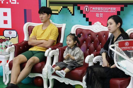 女儿Ria看到弟弟出生好激动