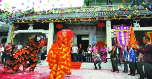 子义黄公祠举行重光庆典，村民舞狮庆祝。广州日报全媒体记者廖雪明 摄