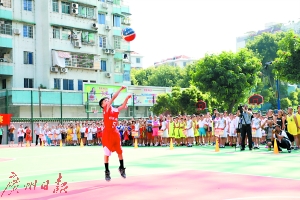 郑泽林参加荔湾区小学生篮球比赛。广州日报全媒体记者骆昌威摄