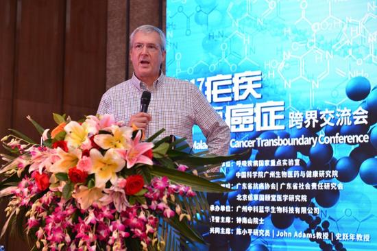 美国南佛罗里达大学疟疾学家John Adams在做主题分享