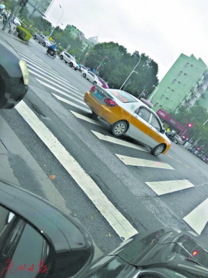 的士送生病乘客到医院闯了红灯。（报料人提供）