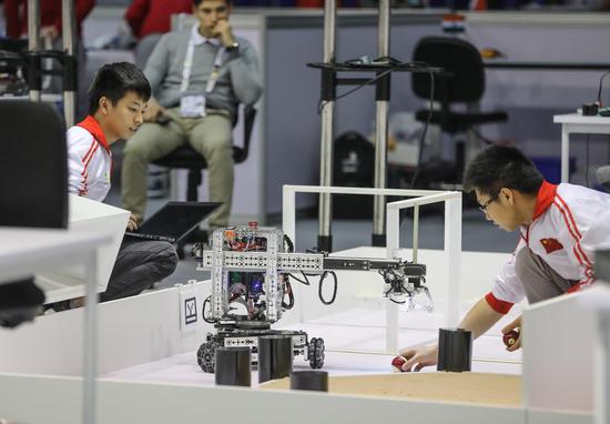 移动机器人项目选手梁灶容（左）和叶斌斌（右 ）