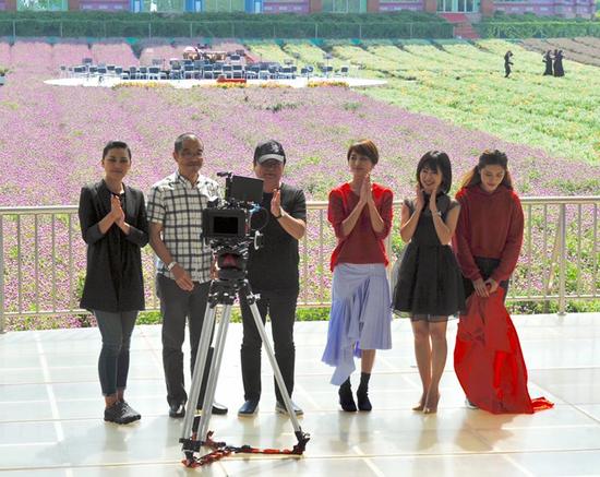 高希希导演与广州电视台副台长和几位年轻主持人一起为宣传片揭幕