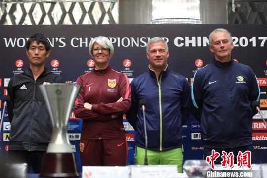 从左到右分别是日本、中国、朝鲜和澳大利亚队主教练。　泱波　摄