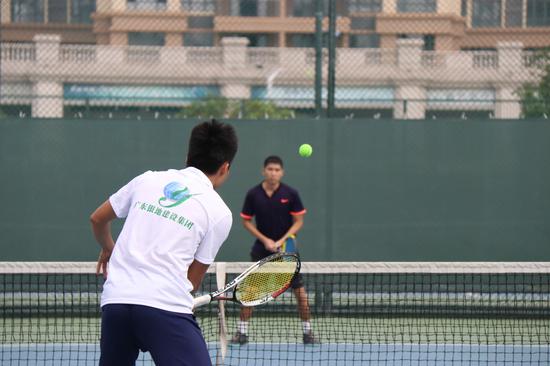 湛江网球队积极备战北部湾城市运动会网球赛_
