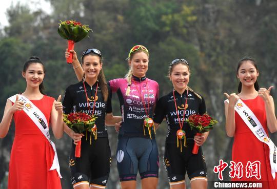 图为环广西世界女子精英挑战赛前三名。　俞靖 摄
