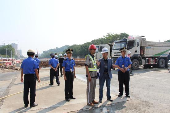 大良街道办事处副主任麦颜柱带队前往工地检查新型环保车投入使用情况(大良街道宣传文体办公室供图)