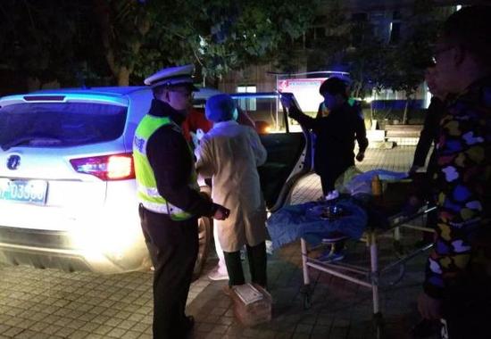 10月21日晚，民警将半路产女的梁女士送到医院。万州区公安局 供图