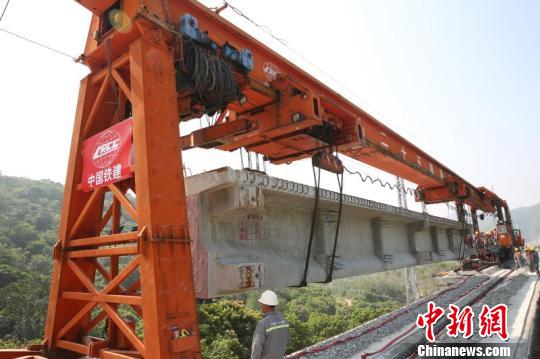 深茂铁路江茂段最后一片T梁落梁到位 刘卓然 摄