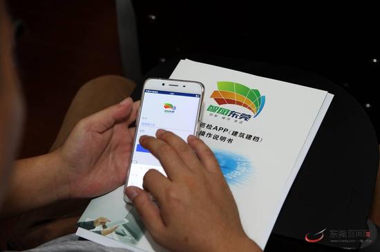 全镇140名网格管理员就相关业务进行培训。（通讯员 邹俊圣 摄）