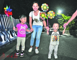 市民在去年重阳节前一晚登高夜爬白云山。(资料图片)广州日报全媒体记者杨耀烨 摄