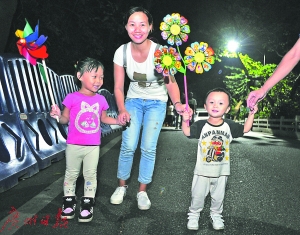 市民在去年重阳节前一晚登高夜爬白云山。（资料图片）广州日报全媒体记者杨耀烨 摄