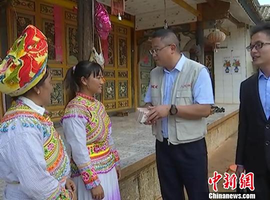 图为赔付现场。 李云辉 摄