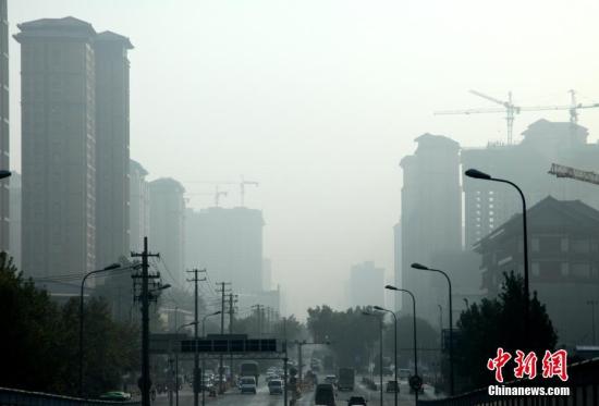 10月26日，陕西省遭遇大雾天气，咸阳、榆林、延安等多地市发布大雾黄色、橙色预警信号，能见度小于200米至500米，并将持续。图为西安城区一片“朦胧”。 张远 摄