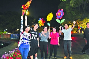 重阳节前夜,不少市民登上白云山,在山顶广场上登高望远。广州日报全媒体记者杨耀烨 摄