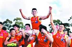 陈少良今年组织国内球员到澳大利亚参加澳式橄榄球国际杯，获得第三名。