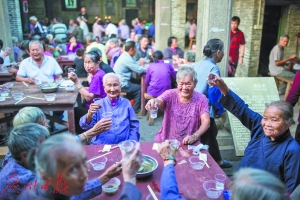 花都区塱头村老人正在参与重阳宴。广州日报全媒体记者陈忧子 摄
