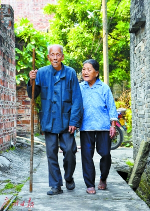 携手走过70余载的百岁夫妻。