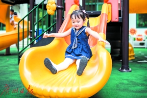 孩子在幼儿园玩滑梯（资料图片）。广州日报记者陈忧子 摄