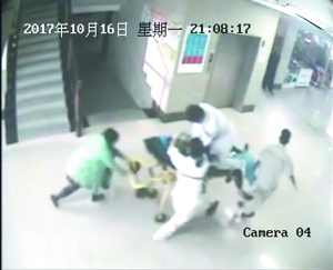 医生一路坚持按压,与死神赛跑。
