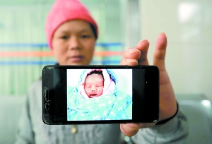 柔弱的早产宝宝，让人牵挂和揪心。广州日报全媒体记者邱伟荣摄
