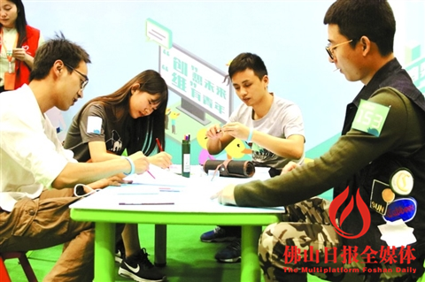 广州大学城学子和顺德青年在团队游戏中增进交流了解。