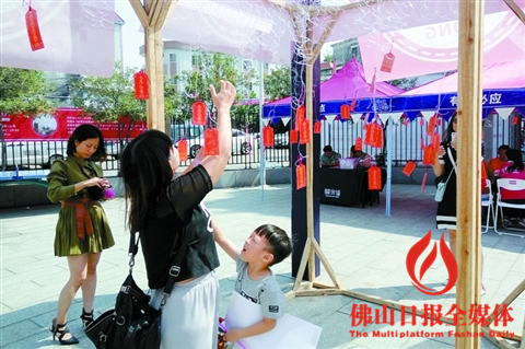 均安民俗文化艺术季之“开仓·关帝墟”活动吸引游客参加。