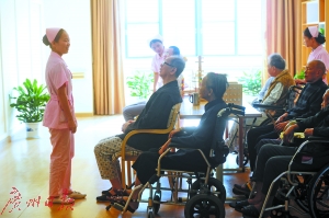 东莞一家医养结合机构的护士照顾病人。 广州日报全媒体记者卢政 摄