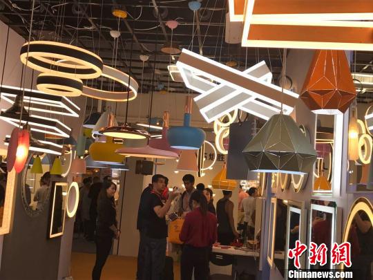 中国·古镇国际灯饰博览会吸引了众多海外客商的关注 印兴 摄