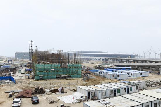 110kV人工岛变电站施工现场。莫默 摄