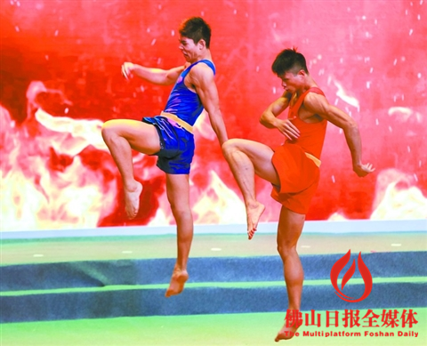 　　昨日下午，世界功夫搏击——中国泰拳职业联赛在佛山启动。图为开幕式上精彩的拳术表演。/佛山日报记者邓活生摄