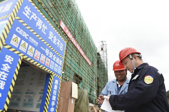 南方电网广东珠海供电局工作人员在港珠澳大桥人工岛变电站施工现场开展安全检查。莫默 摄