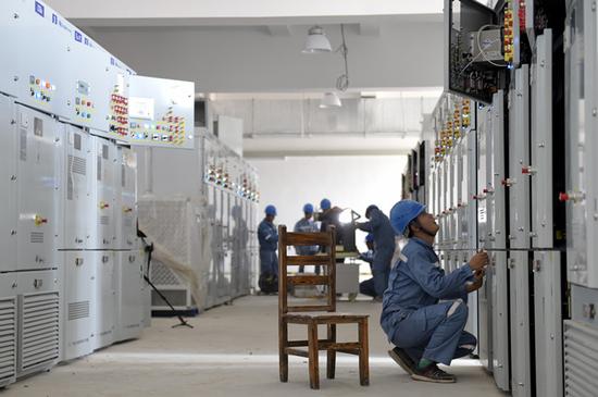 港珠澳大桥人工岛变电站10千伏开关机械特性测试。莫默 摄