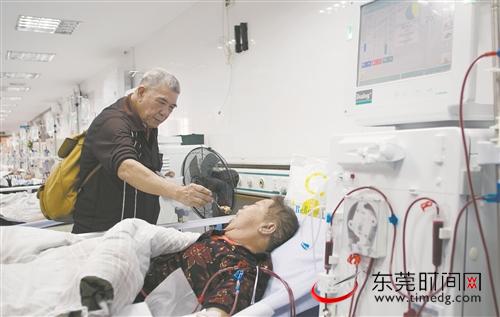 ■70岁的坤叔不请护工，坚持自己照顾重病妻子，并学会滴滴打车，带妻子去医院看病 通讯员 王敬新 摄